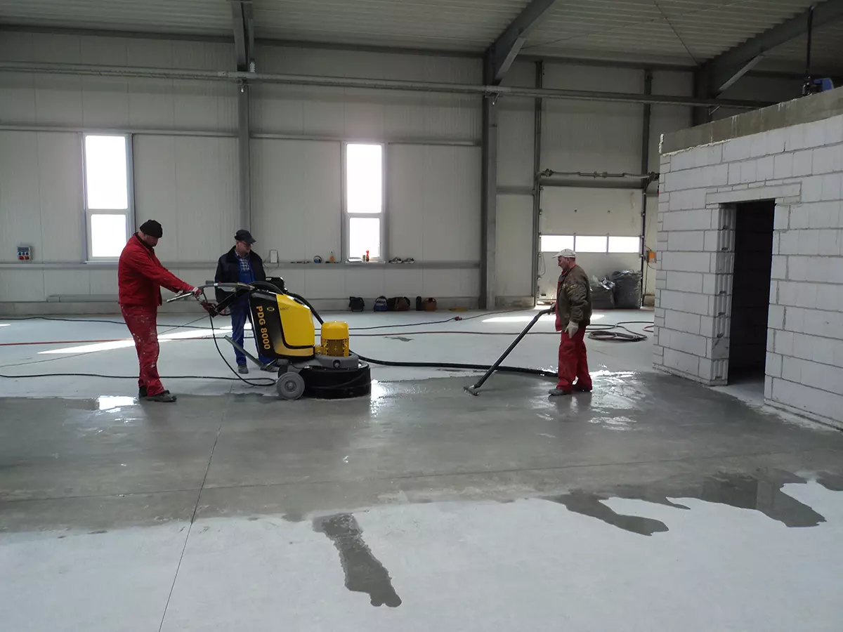 Herstellen eines Terrazzo-ähnlichen Fußbodens in unserer Halle in Zwenkau